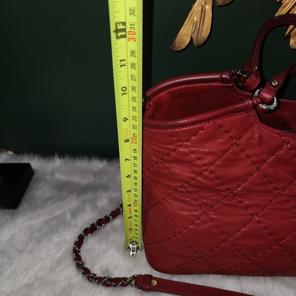 CHANEL QUILTED IREDESCENT RED CALFSKIN TOTE - Picture 17 of 17